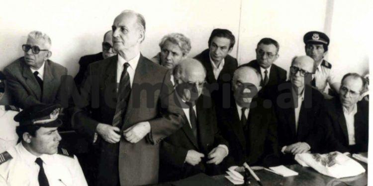 “Pse e ‘arrestova’ shokun tim të burgjeve në vitin 1993 dhe e dërgova të lidhur te ‘313’-ta, në një qeli me Ramiz Alinë, ku ata u …”/ Dëshmia e rrallë e Bedri Çokut