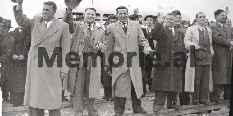 “Kompozitori Abdulla Grimci, ka mbajtur në shtëpi librin e gjeografisë, ku ishte dhe foto e Hrushovit me Liri Belishovën, duke…”/ Raporti ‘Tepër sekret’ i Rrapo Dervishit