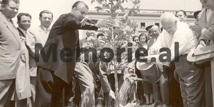 “Kompozitori Abdulla Grimci, ka mbajtur në shtëpi librin e gjeografisë, ku ishte dhe foto e Hrushovit me Liri Belishovën, duke…”/ Raporti ‘Tepër sekret’ i Rrapo Dervishit