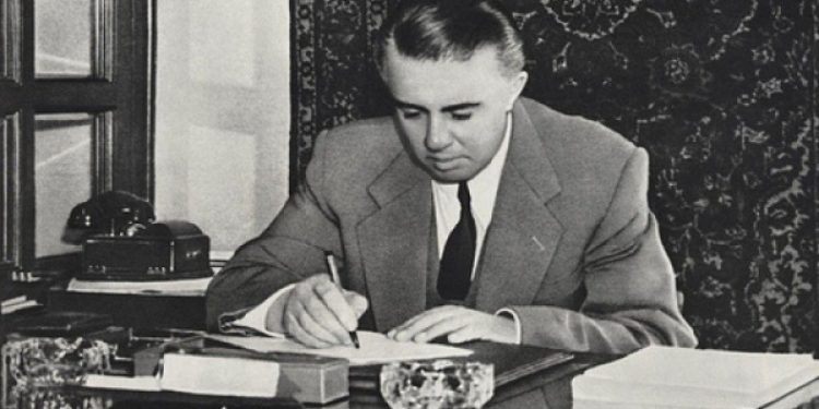 Fjala e panjohur e Enver Hoxhës: “Çabej nuk ishte me ne, por ai nuk bëri krime dhe s’e morri baltën e atdheut në thundrrat e këpucve, si Koliqi…”/ Mbledhja me shkrimtarët e artistët në ’61-in