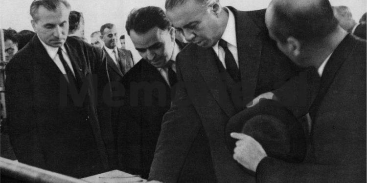 “Kompozitori Abdulla Grimci, ka mbajtur në shtëpi librin e gjeografisë, ku ishte dhe foto e Hrushovit me Liri Belishovën, duke…”/ Raporti ‘Tepër sekret’ i Rrapo Dervishit