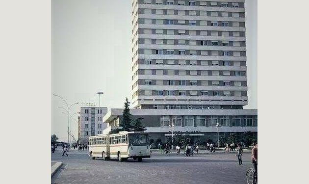 Letra për Hysni Kapon: “Ashtu sikur na thatë ju, zhurmuesi televiziv i vendosur mbi Hotel ‘Tirana’ nuk ka funksionuar dhe ne…”/ Raporti për Komitetin Qendror i shefit të Shtypit e Propagandës, në ’79-ën