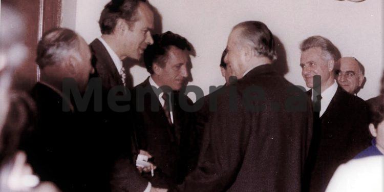 Fjala e panjohur e Enverit: “Kristaq Rama s’i ka përgatitur akoma skicat që duhen për Monumentin e Pavarsisë në Vlorë, pasi ai është…”/ Mbledhja e Byrosë Politike në ’69-ën