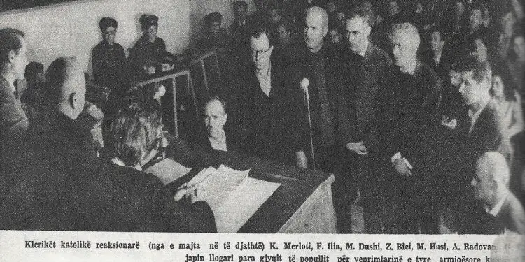 Foto e rrallë: “Pesë klerikët katolikë të pandehur në gjyqin komunist në qytetin e Shkodrës, ku dy prej tyre u dënuan me vdekje dhe…”/ Imazhet nga revista “Në shërbim të popullit”, e vitit 1968