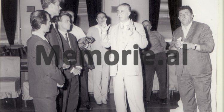 Fjala e panjohur e Enverit: “Kristaq Rama s’i ka përgatitur akoma skicat që duhen për Monumentin e Pavarsisë në Vlorë, pasi ai është…”/ Mbledhja e Byrosë Politike në ’69-ën