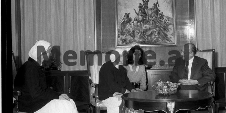 Takimi i Ramiz Alia me Nene Terezen Tirane