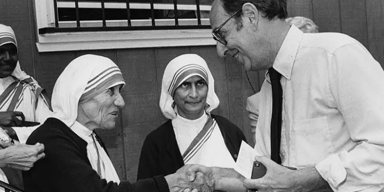 “Sot erdhi në ambasadën tonë Madre Tereza, e shoqëruar nga dy murgesha dhe…”/ Relacioni i ambasadorit Dashnor Dervishi