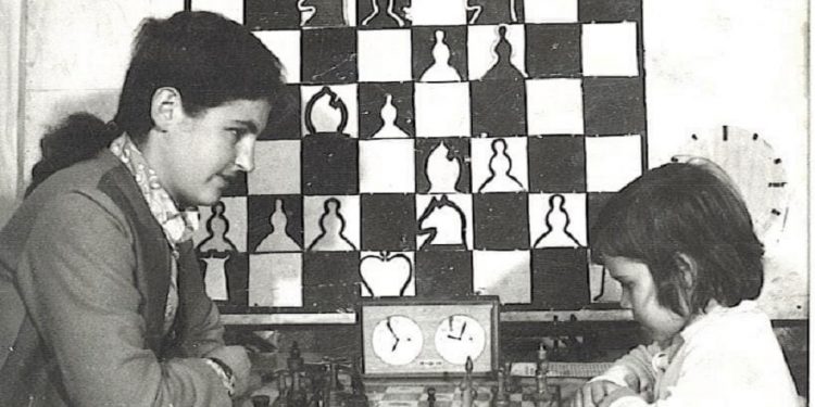 “Në moshën 6 vjeçare, ajo mundi ‘Mjeshtren e Sportit’ dhe fitoi disa kupa e medalje, por i’a ndaluan shahun, pasi unë kisha qenë i burgosur…”/ Dëshmia e rrallë për vajzën që i’kushtua filmi ‘Dy herë mat’