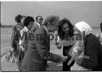 13 Pritja e Nene Terezes ne Aeroportin e Rinasit /Memorie.al