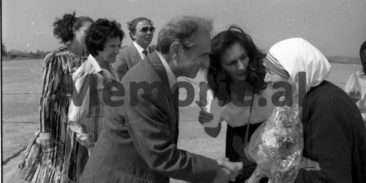 13 Pritja e Nene Terezes ne Aeroportin e Rinasit /Memorie.al