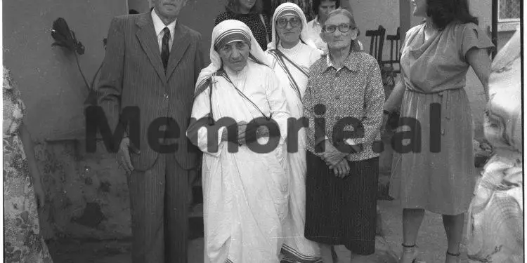 Vizita e Nene Terezes ne familjen ku ajo ka pasur te afermit e saj