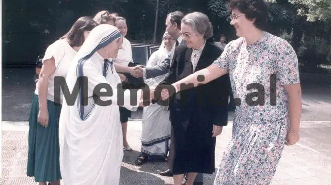 Nene Tereza me Nexhmijen dhe Pranvera Hoxhen