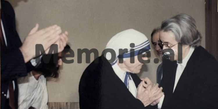 Nene Tereza me Nexhmije Hoxhen/Memorie.al