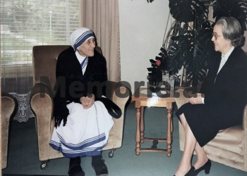 The secret file: “Mother Teresa initially refused to meet with Nexhmije Hoxha and the small carpet we gave her, she said she would give it to the Pope… ?! Accompanying Report, August 1989