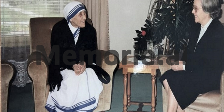 “Nënë Tereza fillimisht s’pranoi të takohej me shoqen Nexhmije Hoxha dhe qilimin e vogël që i’a dhamë, tha se do i’a dhuronte Papës…”?!/ Relacioni i shoqëruesit, gusht 1989