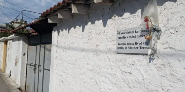 “Të shikohet me kujdes qëllimi i vërtet i ardhjes së saj dhe njerëzit që e shoqërojnë, pasi…”/ Dokumentet e panjohura për Shenjtoren e famshme, nga 1969-ta, në ’89-ën