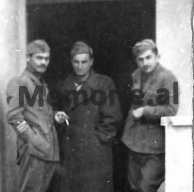 “Edhe pse gjyshi ishte ‘Hero i Popullit’, 6 burra nga fisi ynë u pushkatuan, 12 u arratisën nga Shqipëria, 20 u burgosën dhe 55 familje u internuan deri në ‘91-in…”/ Dëshmia e dhimbshme e të arratisurit në Australi