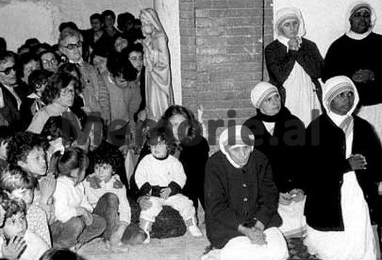 “Edhe pse Nënë Tereza thoshte se nuk dinte shqip, ajo kuptonte shumë mirë, kurse shoqëruesja e saj e mbajti të fshehur aparatin fotografik dhe …”/ Dosja sekrete e vizitës në gusht’89