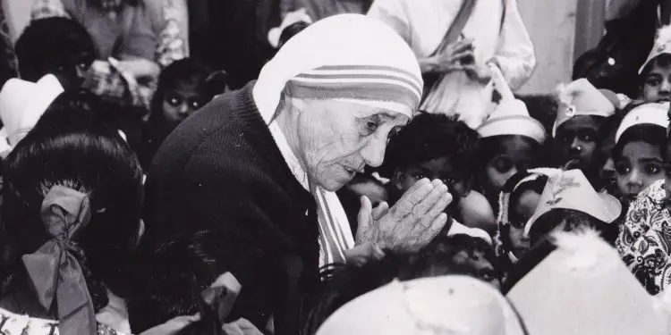 “Edhe pse Nënë Tereza thoshte se nuk dinte shqip, ajo kuptonte shumë mirë, kurse shoqëruesja e saj e mbajti të fshehur aparatin fotografik dhe …”/ Dosja sekrete e vizitës në gusht’89