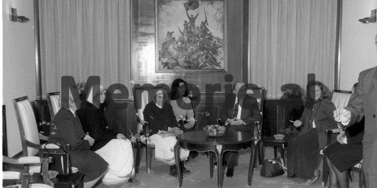 Takimi i Ramiz Alia me Nene Terezen Tirane