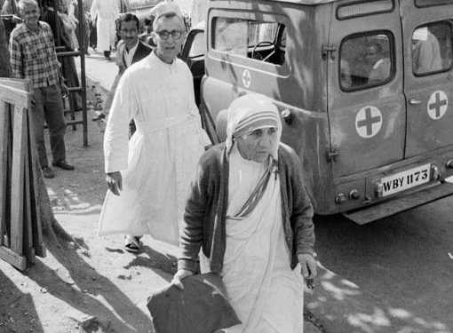 “Edhe pse Nënë Tereza thoshte se nuk dinte shqip, ajo kuptonte shumë mirë, kurse shoqëruesja e saj e mbajti të fshehur aparatin fotografik dhe …”/ Dosja sekrete e vizitës në gusht’89