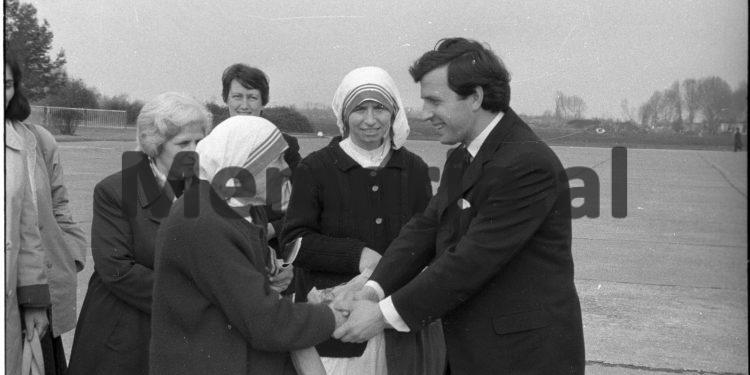 Aspekte nga vizita e Nene Terezes ne Shqiperi . Ne Aeroportin e Rinasit