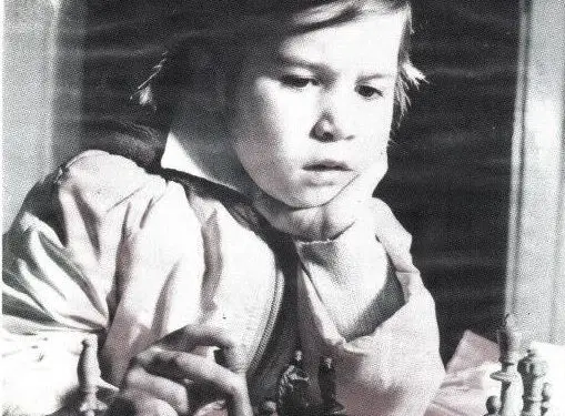 “Në moshën 6 vjeçare, ajo mundi ‘Mjeshtren e Sportit’ dhe fitoi disa kupa e medalje, por i’a ndaluan shahun, pasi unë kisha qenë i burgosur…”/ Dëshmia e rrallë për vajzën që i’kushtua filmi ‘Dy herë mat’