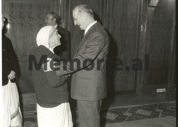 Takimi i Ramiz Alia me Nene Terezen Tirane