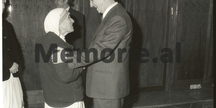 Takimi i Ramiz Alia me Nene Terezen Tirane