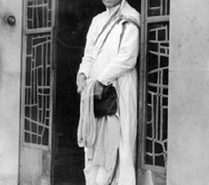 “Ardhja e saj, nuk do kalojë pa bujë dhe do bien poshtë edhe pretendimet e shpifjet, se në vendin tonë, besimtarët e klerikët, persekutohen e vriten…”/ Dosja sekrete për Nënë Terezën