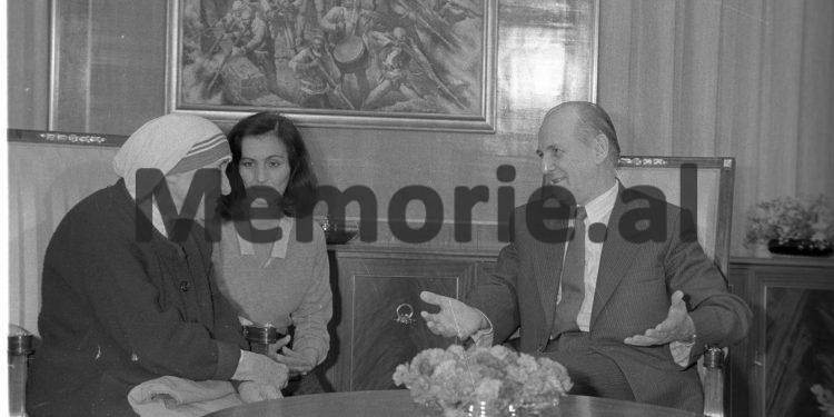 Takimi i Ramiz Alia me Nene Terezen Tirane