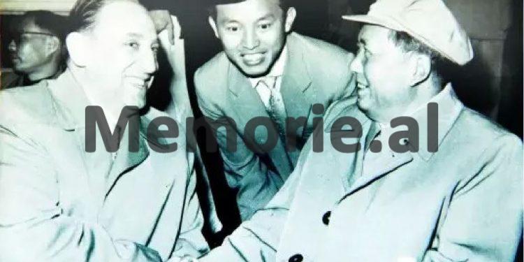 Abdyl Kellezi duke u takuar me Mao Ce Dunin ne Kine. Foto e viteve 70