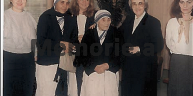 “Nënë Tereza fillimisht s’pranoi të takohej me shoqen Nexhmije Hoxha dhe qilimin e vogël që i’a dhamë, tha se do i’a dhuronte Papës…”?!/ Relacioni i shoqëruesit, gusht 1989