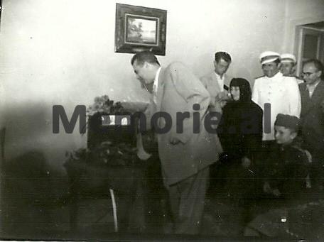 E Hoxha duke votuar i shoqeruar nga B Balluku H Kapo S Koleka. 1949