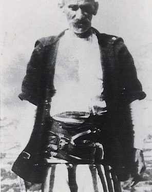 “Edhe pse gjyshi ishte ‘Hero i Popullit’, 6 burra nga fisi ynë u pushkatuan, 12 u arratisën nga Shqipëria, 20 u burgosën dhe 55 familje u internuan deri në ‘91-in…”/ Dëshmia e dhimbshme e të arratisurit në Australi