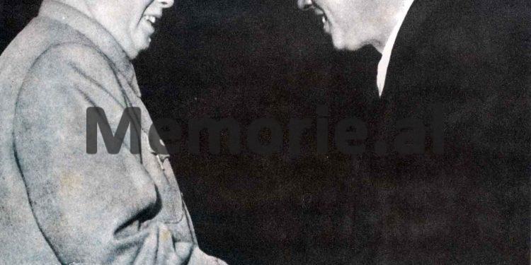 Enver-Hoxha-Mao-Ce-Duni/Memorie.al