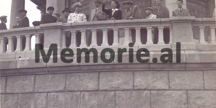 Enver Hoxha Mehmet Shehu Ramiz Alia Behar Shtylla dhe Rrapo Dervishi, te shoqeruar nga nje grup ushtarakesh kineze gjate vizites ne Kine. 1956 /Memorie.al
