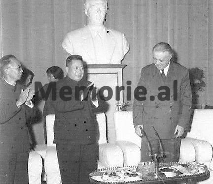 Enver Hoxha gjate nje banketi me Fan Ji kryetarin e nje delegacioni ekonomik kinez. 1971/Memorie.al