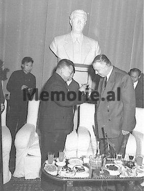 Enver Hoxha gjate nje banketi me Fan Ji kryetarin e nje delegacioni ekonomik kinez. 1971