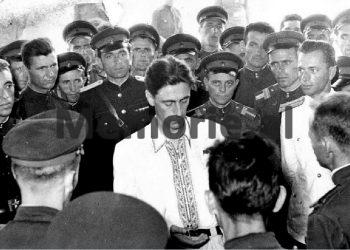 Kadri Hazbiu dhe Delo Balili gjate nje takimi me drejtues te larte te Policise Popullore ne MPB. Foto e viteve 50