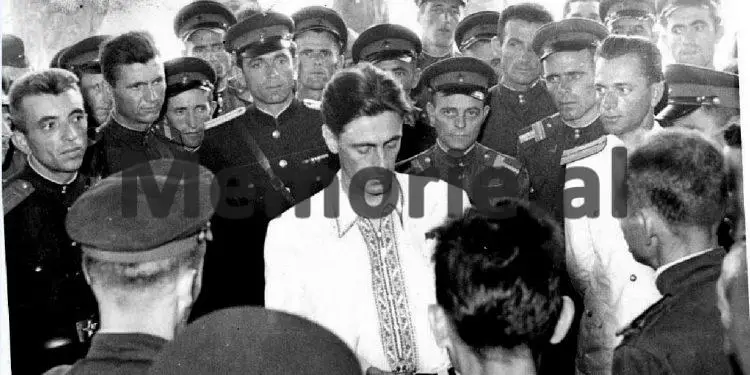 Kadri Hazbiu dhe Delo Balili gjate nje takimi me drejtues te larte te Policise Popullore ne MPB. Foto e viteve 50