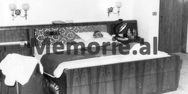 “Pasi i mata pulsin dhe pashë se ai nuk kishte shenja jete, lajmërova në telefon Ramiz Alinë, i cili fare i qetë, më tha…”/ Dëshmia e rrallë e ish-komandanti i grupit të shoqërimit të kryeministrit Mehmet Shehu
