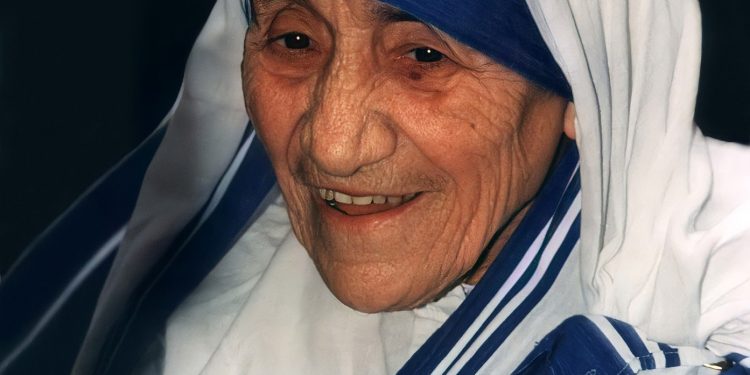 “Të shikohet me kujdes qëllimi i vërtet i ardhjes së saj dhe njerëzit që e shoqërojnë, pasi…”/ Dokumentet e panjohura për Shenjtoren e famshme, nga 1969-ta, në ’89-ën