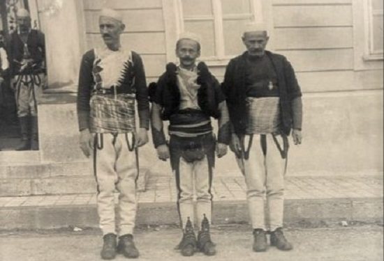 “Edhe pse gjyshi ishte ‘Hero i Popullit’, 6 burra nga fisi ynë u pushkatuan, 12 u arratisën nga Shqipëria, 20 u burgosën dhe 55 familje u internuan deri në ‘91-in…”/ Dëshmia e dhimbshme e të arratisurit në Australi