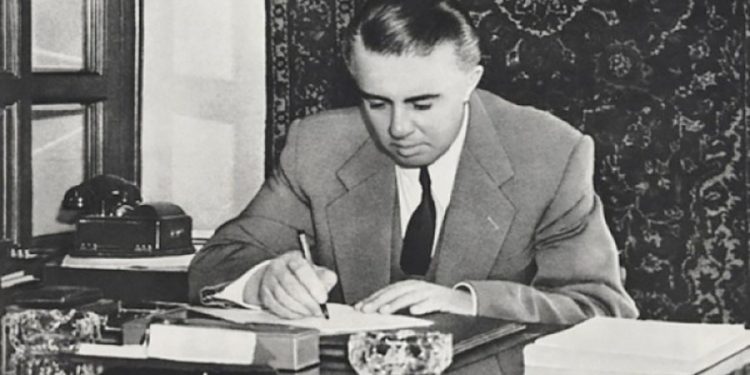 Letra për Enver Hoxhën: “Loro Kovaçi u kap duke luajtur kumar, kurse Lluk Kaçaj bën jetë të ç’thurur dhe veprimet e tij diskretitojnë…”/ Denoncimet ndaj shkrimtarëve dhe artistëve të Tiranës