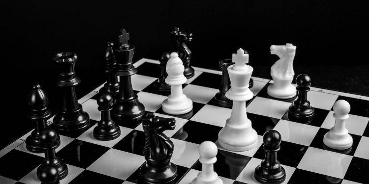 “Në moshën 6 vjeçare, ajo mundi ‘Mjeshtren e Sportit’ dhe fitoi disa kupa e medalje, por i’a ndaluan shahun, pasi unë kisha qenë i burgosur…”/ Dëshmia e rrallë për vajzën që i’kushtua filmi ‘Dy herë mat’