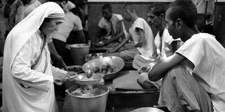 “Të shikohet me kujdes qëllimi i vërtet i ardhjes së saj dhe njerëzit që e shoqërojnë, pasi…”/ Dokumentet e panjohura për Shenjtoren e famshme, nga 1969-ta, në ’89-ën