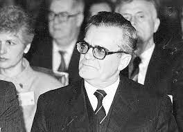 Relacioni i ministrit të Jashtëm Reiz Malile: “Qeveria franceze kërkon t’i akordojë Kadaresë medaljen “Des Arts et des Lettres, prandaj…”/ Korespondenca me ambasadën shqiptare në Paris në ’90-ën