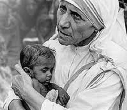 “Edhe pse Nënë Tereza thoshte se nuk dinte shqip, ajo kuptonte shumë mirë, kurse shoqëruesja e saj e mbajti të fshehur aparatin fotografik dhe …”/ Dosja sekrete e vizitës në gusht’89