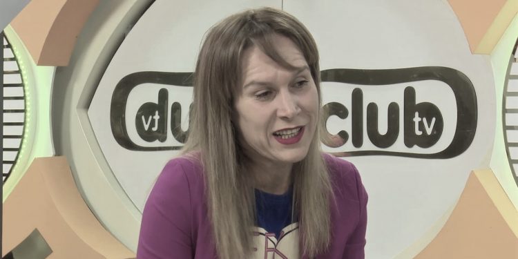 “Në moshën 6 vjeçare, ajo mundi ‘Mjeshtren e Sportit’ dhe fitoi disa kupa e medalje, por i’a ndaluan shahun, pasi unë kisha qenë i burgosur…”/ Dëshmia e rrallë për vajzën që i’kushtua filmi ‘Dy herë mat’